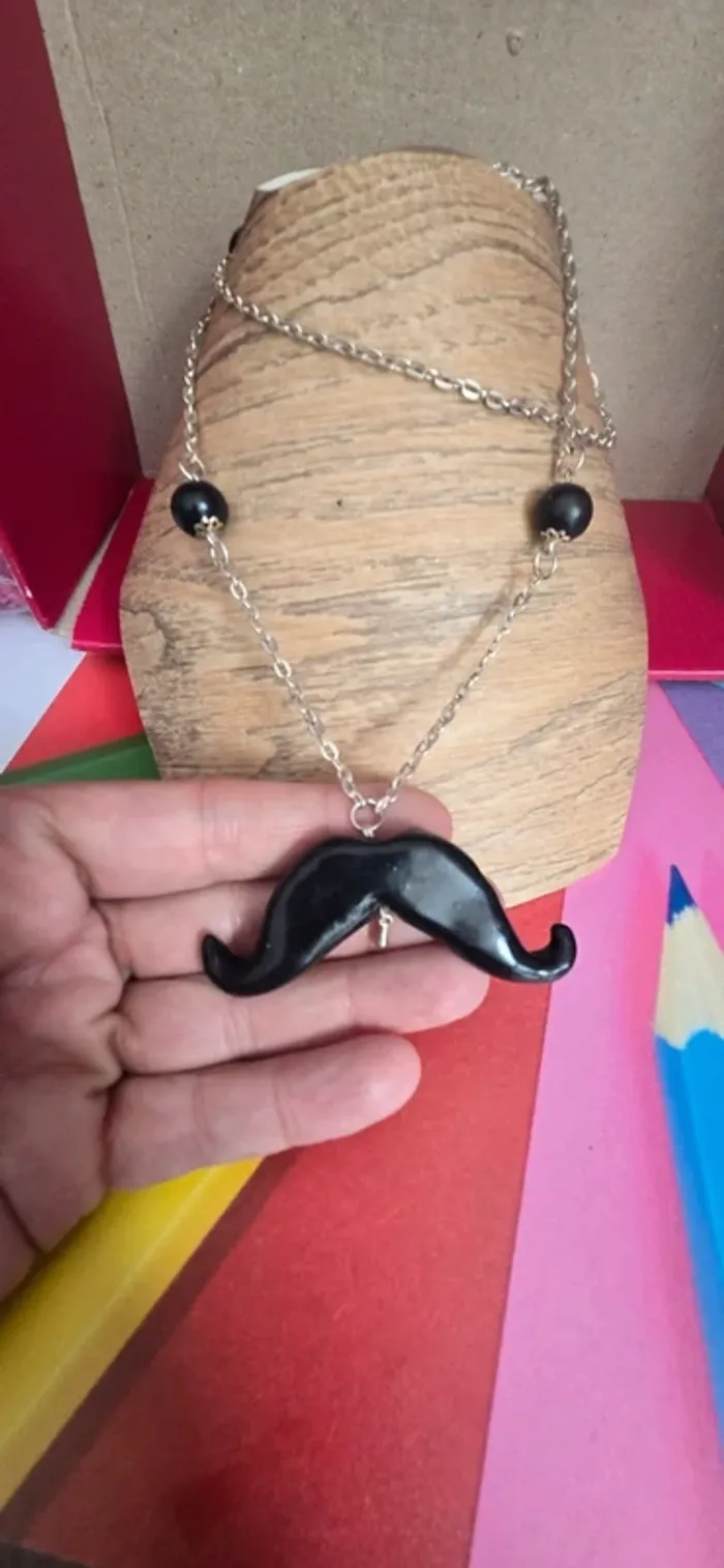 Collier sautoir moustache noir fimo - photo numéro 2