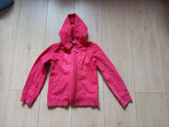 Gilet zippé rouge à capuche
