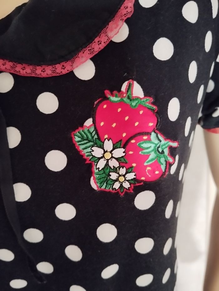 Robe pin-up noire polka broderie fraise Dancing Days by Banned - photo numéro 3