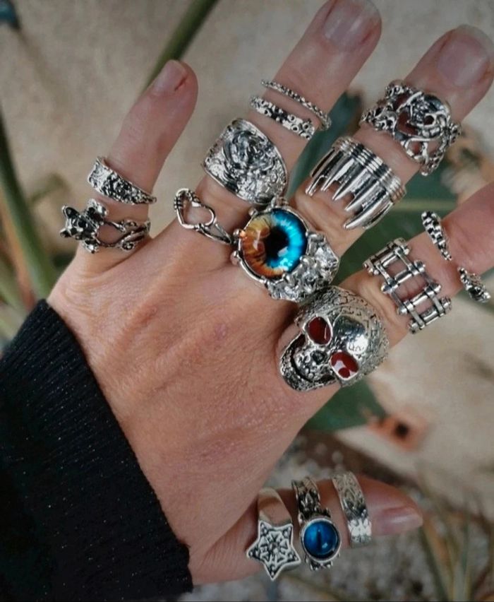 A27 Lot de 14 bagues gothic biker rétro chromé argenté tendance diverses taille.neuves - photo numéro 2