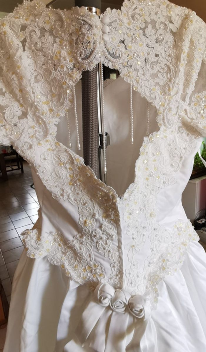 Robe de mariée blanche + voile+ jupon +cerceaux +gants - photo numéro 7