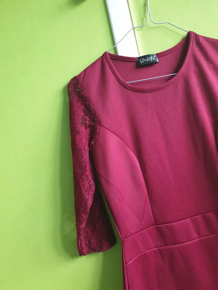Jolie robe en dentelle bordeaux - photo numéro 3