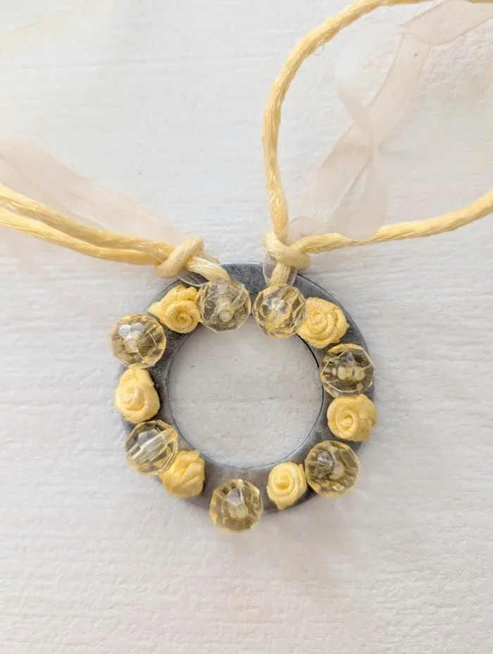 Collier jaune - photo numéro 4