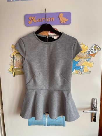 Top péplum gris à manches courtes, taille 36, marque H&M.