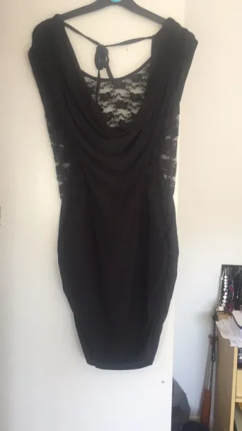 Robe dentelle sur Les côté