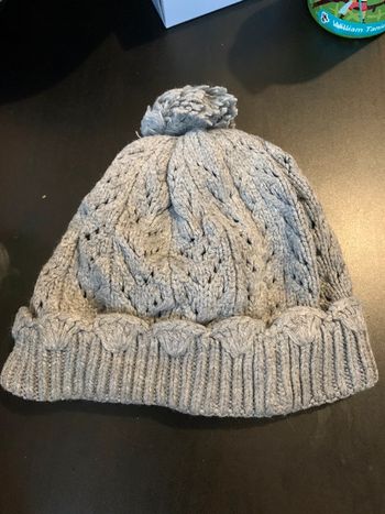 Bonnet gris avec pompon fille
