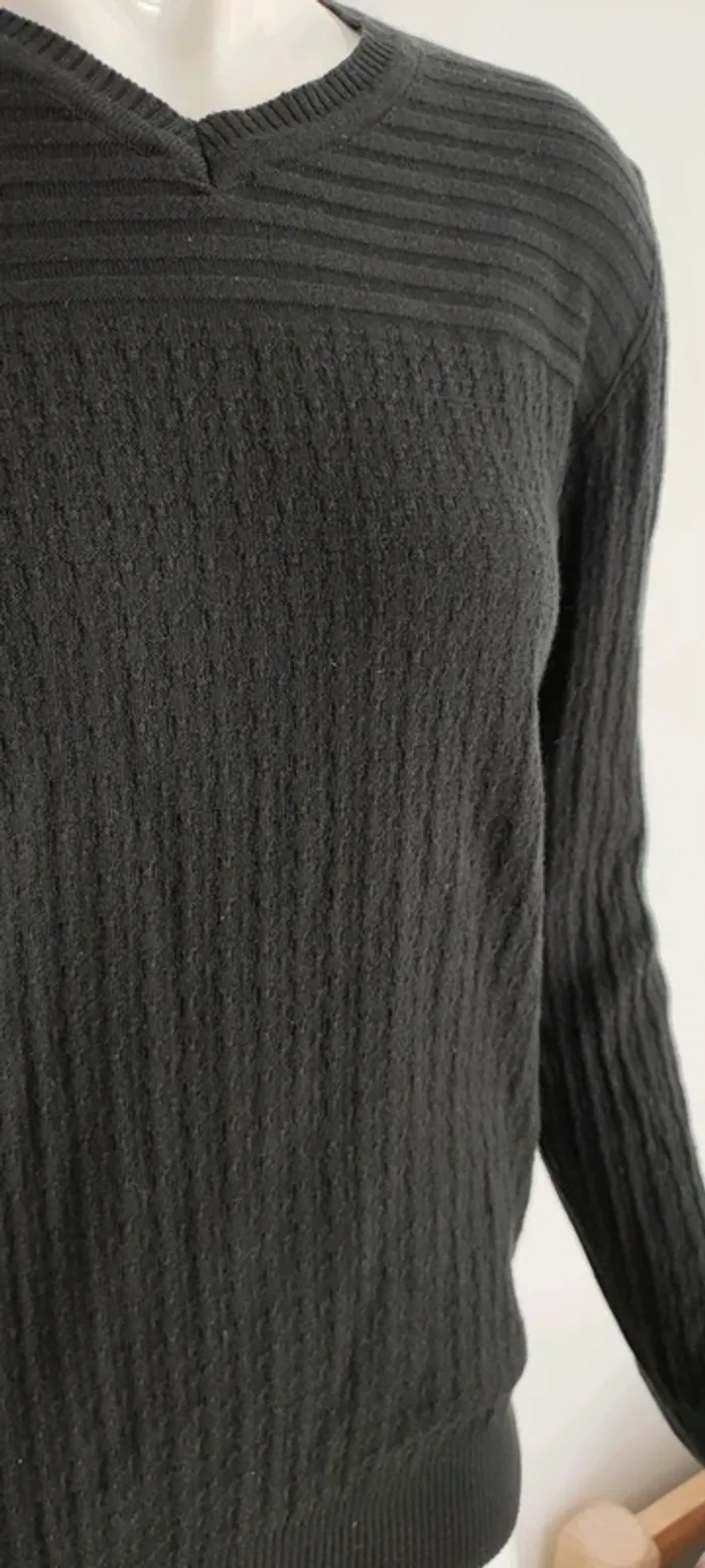 Pull noir léger, état neuf - photo numéro 2