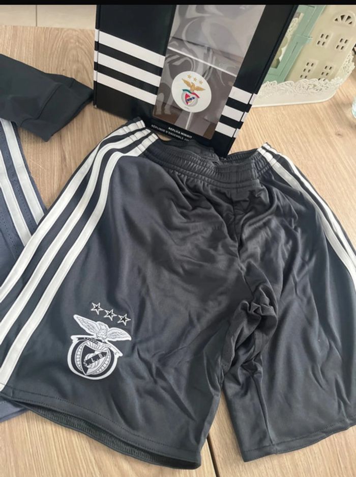 Kit junior maillot Benfica extérieur taille 9-10 ans neuf dans sa boîte - photo numéro 4