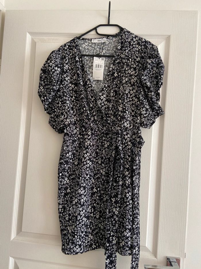 Robe blanc/noir mango manches courtes longueur 85 cm taille S