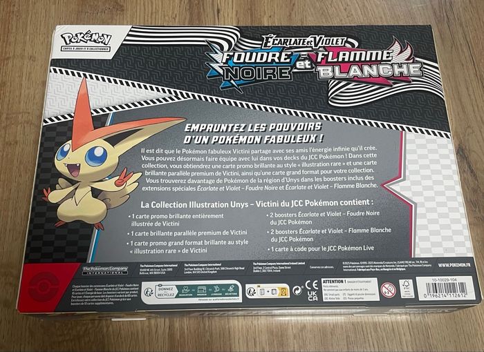 Pokémon coffret collection illustration unys victini écarlate et violet flamme blanche et foudre noir - photo numéro 3