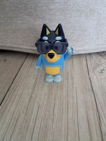 Figurine papa de bluey : bandit et ses lunettes de soleil