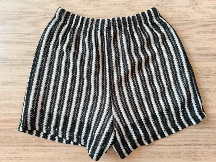 🖤 Short tricot rayé noir & blanc – 9/10 ans – Style original - photo numéro 4