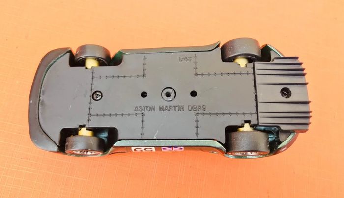 Voiture miniature Aston Martin DBR9 (2005) Echelle : 1/43ème - photo numéro 6