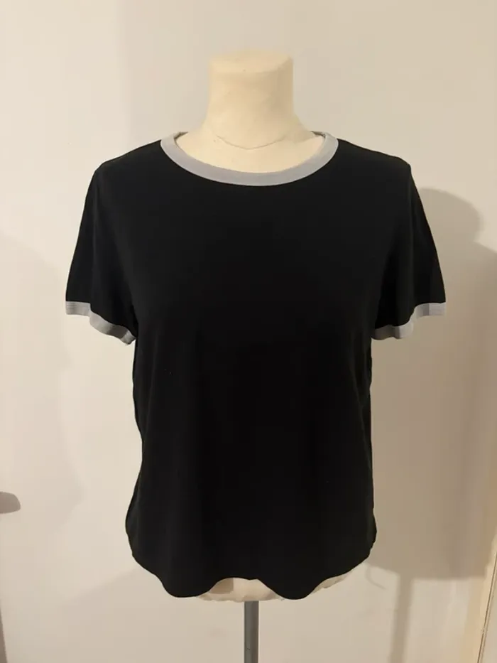 T-shirt noir à liserés blancs – Taille S