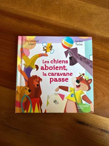 Les chiens aboient la caravane passe