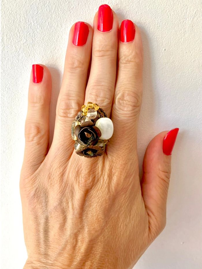 Bague ajustable style baroque avec fleurs, pierres et perles - photo numéro 2