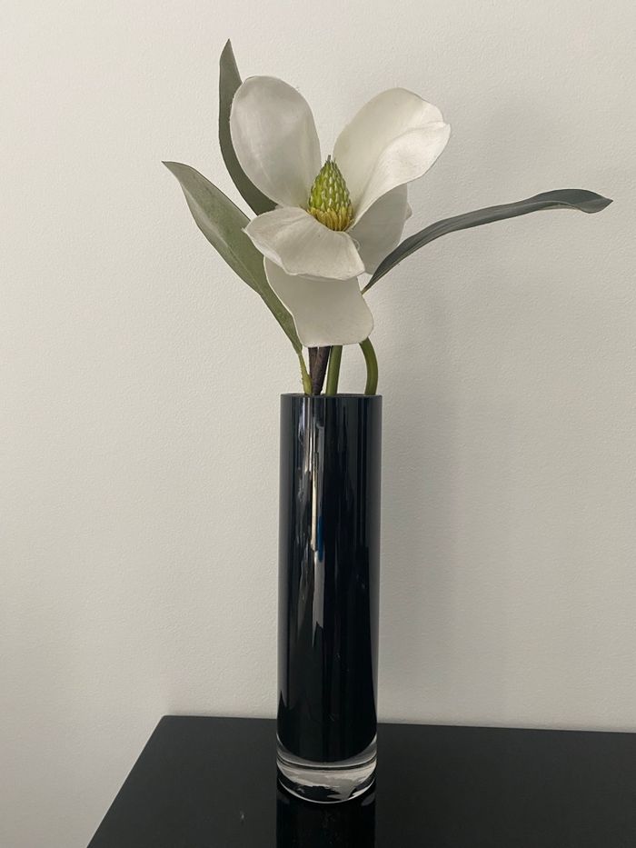 Vases en verre noirs avec fleurs incluses - photo numéro 6