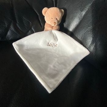 Doudou peluche ours marron mouchoir blanc baby nat