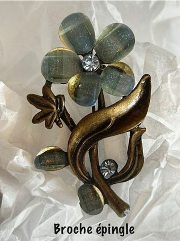 Broche en forme de fleur effet vieilli. Bi - matière
