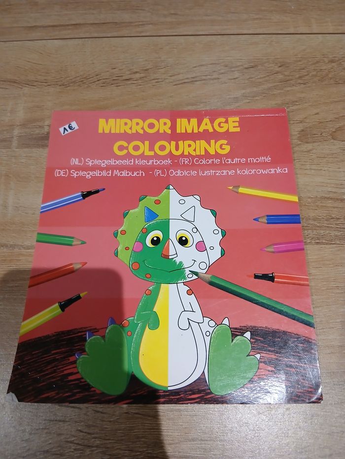Cahier de coloriage miroir dinosaure