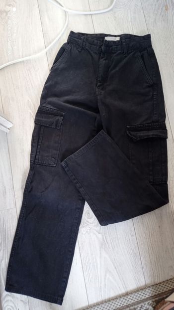 Pantalon cargo Stradivarius noir taille XXS.bon état .