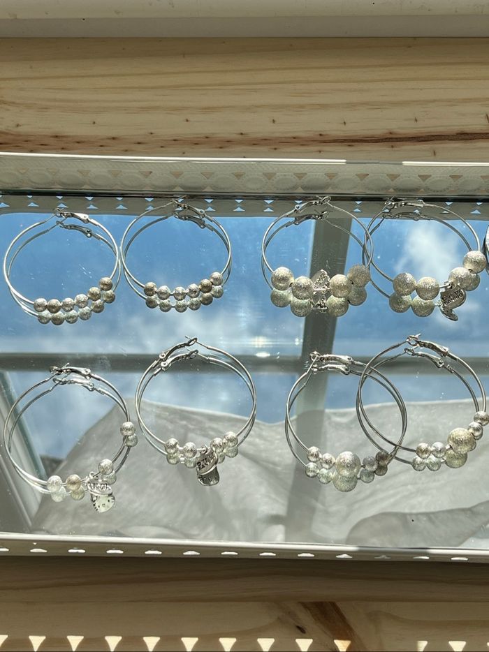 Lot petites créoles coloris argenté Missguided Hello Kitty TBE 🪩 - photo numéro 2