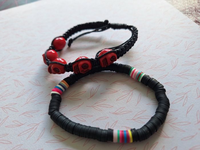2 bracelets neufs rouge noir un avec tête de mort - photo numéro 3