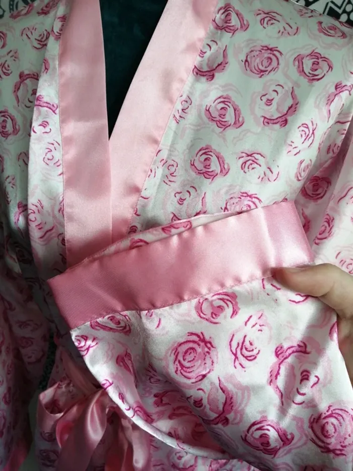 Peignoir vintage en satin rose avec motifs fleurs roses ceinture et poches / nuit chinée / (42-44) - photo numéro 4