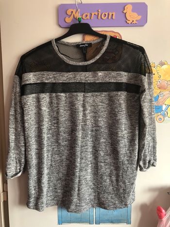 Tee shirt gris et noir à manches 3/4, taille S, marque Jennyfer.