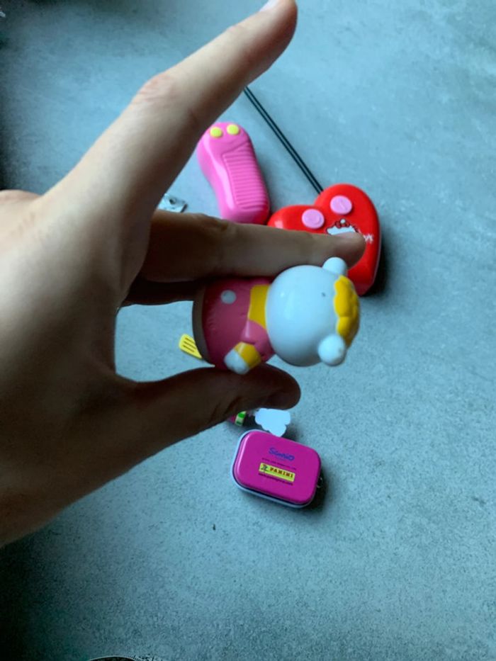 Lot en bras hello kitty dont une figurine et une boîte métal - photo numéro 12