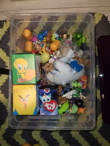 Lot de jouets, figurines, peluches.