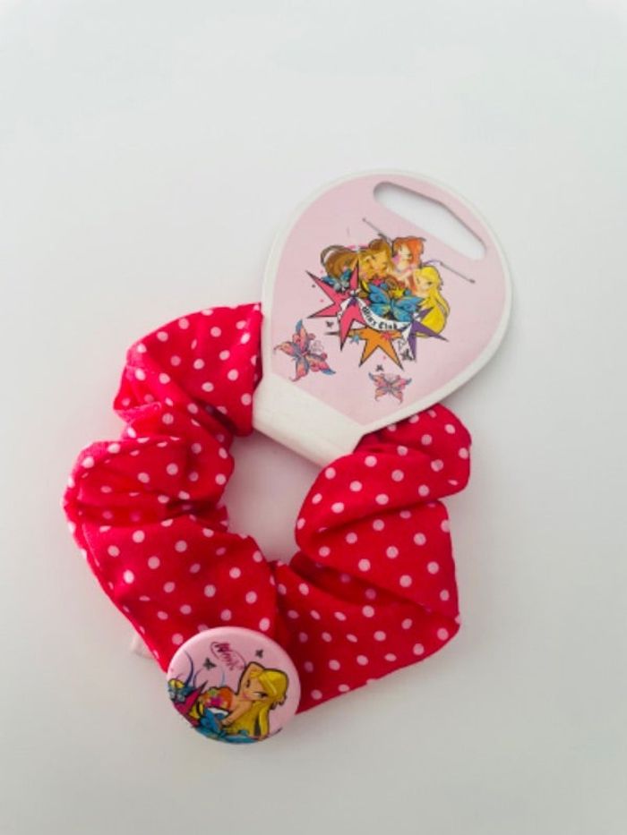 Chouchou pour cheveux et badge winx neuf avec étiquette