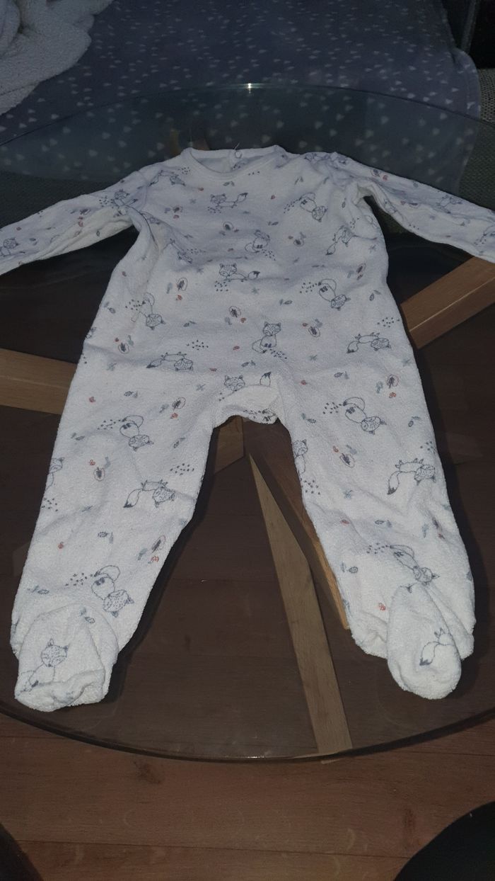 Pyjama bébé blanc avec des dessins