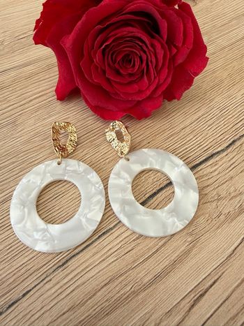 Créoles graphiques blanc nacré et métal martelé 