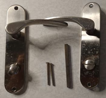 1 paire de poignées de porte avec verrou et avec entraxe 195mm+2 vis 45mm