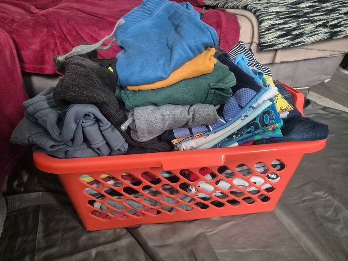 Lot de 65 vêtements garçon 5/6 ans