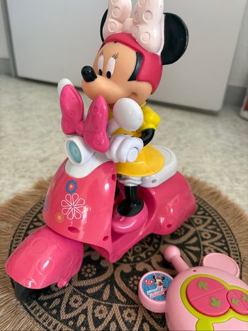 Scooter télécommandé Minnie Disney