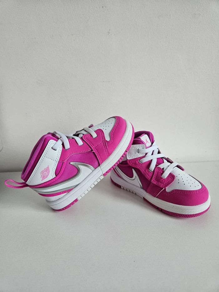 Basket fille Jordan 1 Mid EasyOn Fire rose et blanche Taille 25 neuf