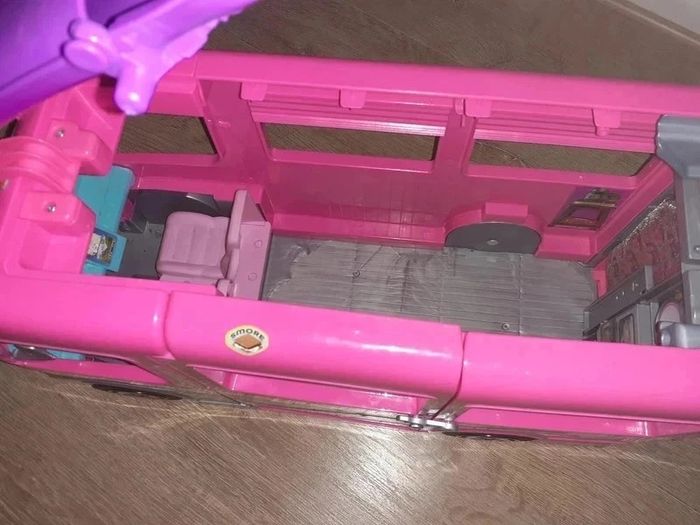 Camping car transformable Barbie Comme neuf Peu servi Acheté 100 euros - photo numéro 2