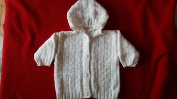 Petit gilet à capuche fait main