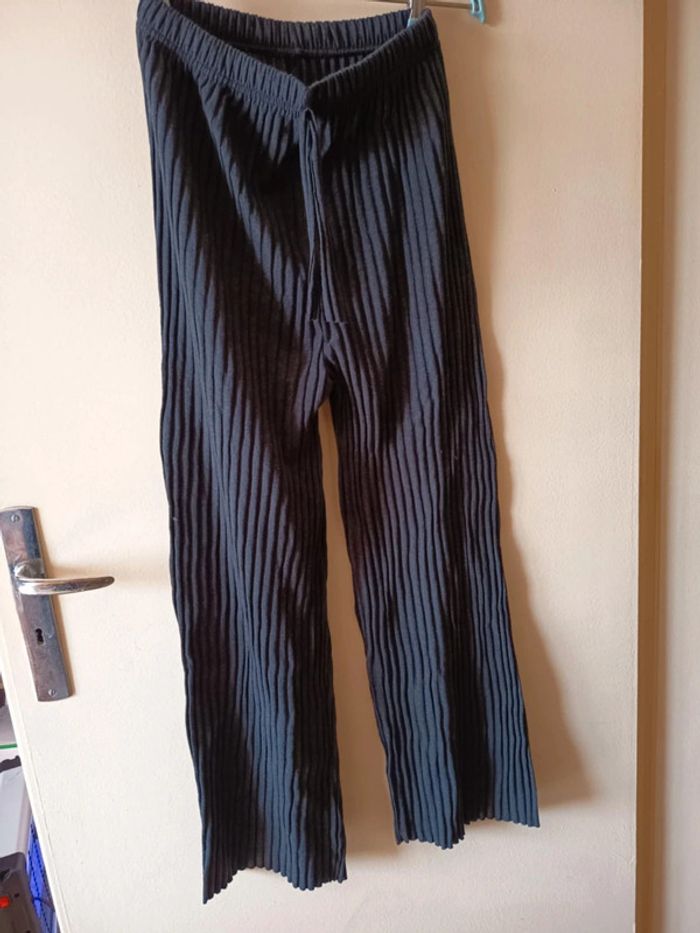 Pantalon femme . Mailles côtelées fines.