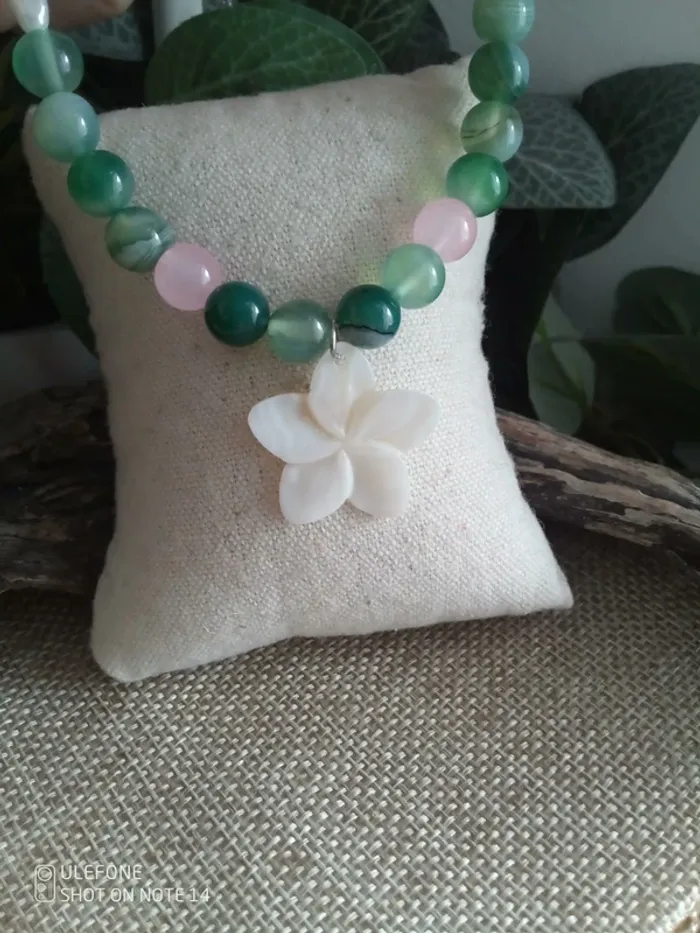 Collier pierres naturelles et fleur en nacre blanche
