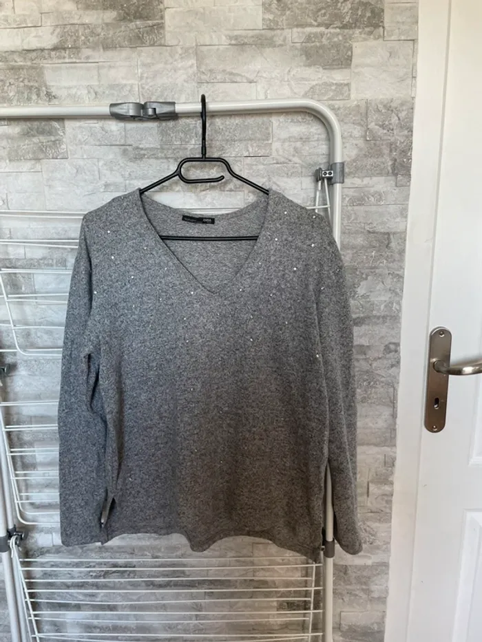 Pull gris col en V à strass