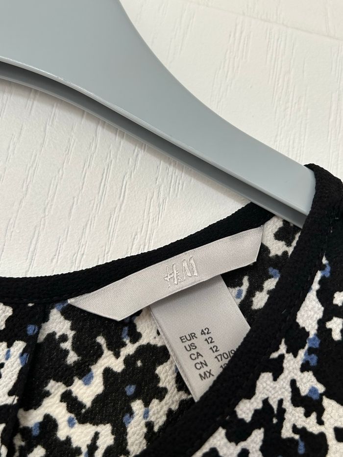 Blouse H&M à manches courtes blanche, noire et bleue à motifs - photo numéro 5