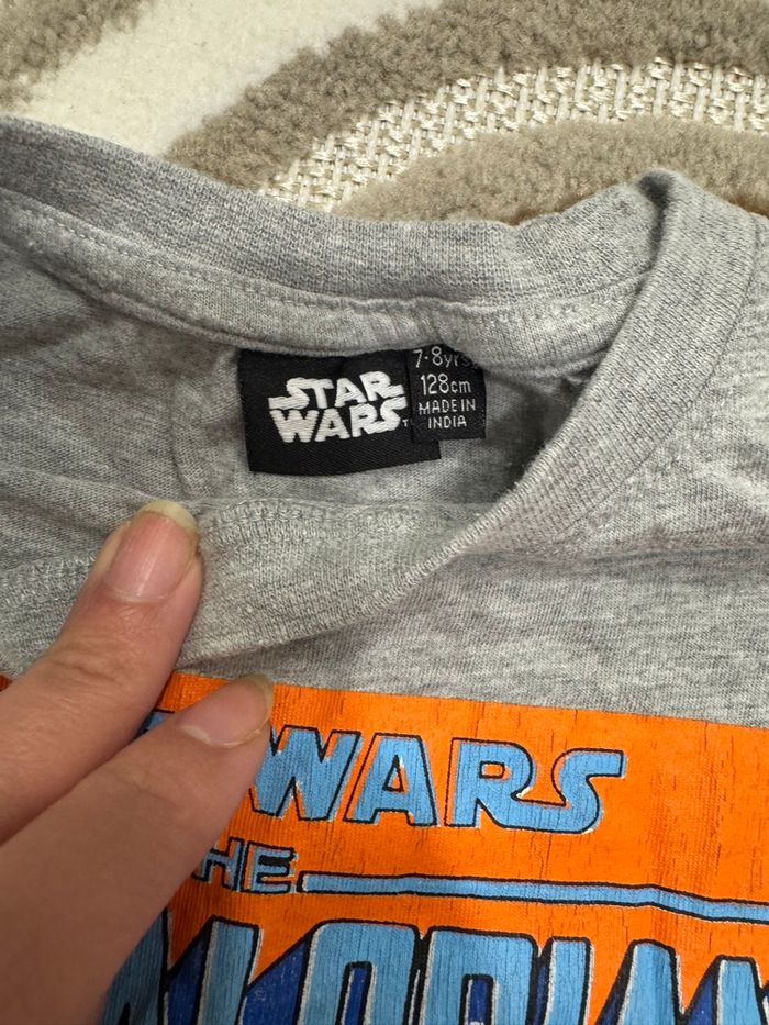 T-shirt Star Wars The Mandalorian gris T.7-8 ans bon état (lot de 2 disponible)