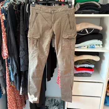 Pantalon Clockhouse • kaki • 38 🌼