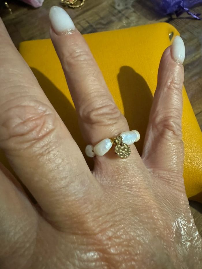 Bague réglable élastique perles d’eaux douce petite médaille en breloque - photo numéro 2