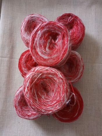 Lot de 8 Pelotes Fantaisie Tons Rouges et Blancs (785g)