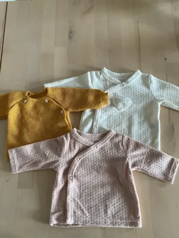 Lot 3 gilets - taille 1 mois