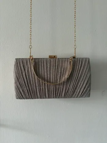 Pochette de cérémonie lilas
